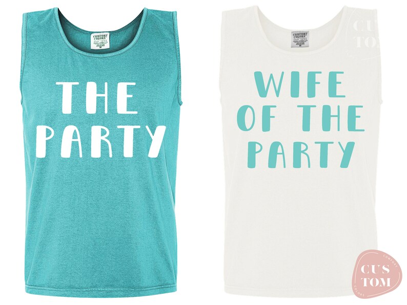 Op de afbeelding: Twee tanktops met een bijpassend ontwerp. Een tanktop is turquoise met witte tekst die "THE PARTY" zegt. De andere tanktop is wit met turquoise tekst die "WIFE OF THE PARTY" zegt.