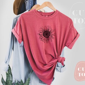 Camiseta Comfort Colors, camiseta con girasol, camisa con girasol, camiseta Comfort Colors, regalo para ella, camiseta floral minimalista, camiseta unisex con girasol Crimson