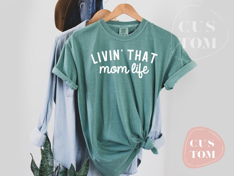 Livin' That Mom Life Tshirt, Mothers Day Shirt, Funny Mom Tshirt, Mom Life T-shirt, Comfort Colors Mama Tee, Gift For Mom, Mothers Day Gift Bild 1