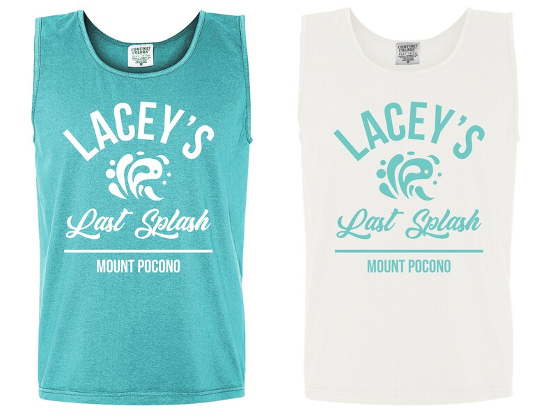 Op de afbeelding: Twee tanktops met een wit grafisch ontwerp met de tekst "Lacey's Last Splash Mount Pocono". Een shirt is turquoise en de andere is wit.