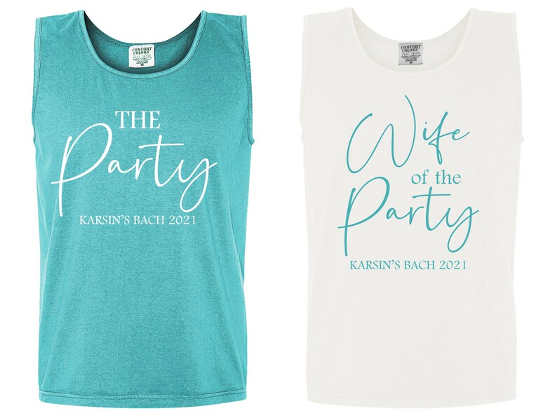 Op de afbeelding: Twee tanktops met een thema voor een vrijgezellenfeest. Een tanktop is turquoise met witte tekst die zegt "The Party Karsin's Bach 2021". De andere tanktop is wit met turquoise tekst die zegt "Wife of the Party Karsin's Bach 2021".