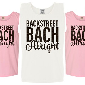 Op de afbeelding: Drie tanktops met de tekst "Backstreet Bach Alright" in zwarte glitterletters. De shirts zijn roze en wit.