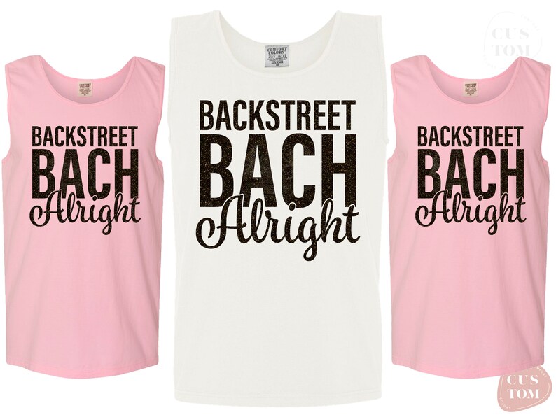 Op de afbeelding: Drie tanktops met de tekst "Backstreet Bach Alright" in zwarte glitterletters. De shirts zijn roze en wit.