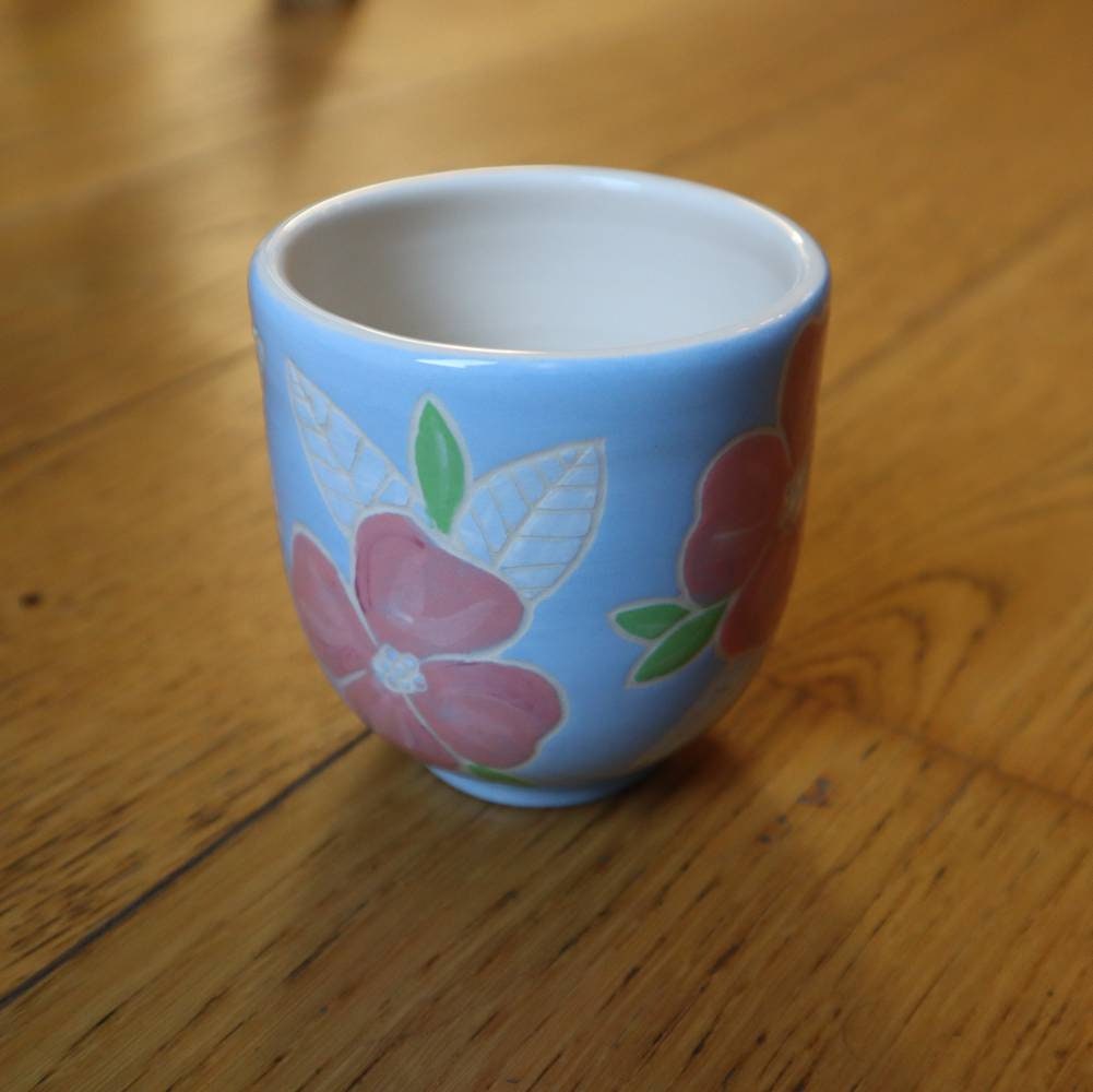 Tasse en Faïence avec Des Fleurs Peintes à La Main