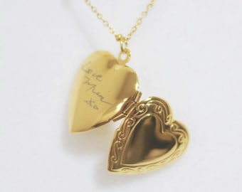 Peut inclure: Un collier médaillon en forme de cœur doré sur une chaîne délicate avec de petites perles. Le médaillon est ouvert, révélant une inscription gravée sur le côté intérieur gauche qui dit Love, Mom, xo, tandis que le côté droit présente une bordure ornée.