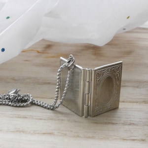 Collar con medallón de libro: joyería vintage personalizable, regalo perfecto para amantes de los libros y lectores, medallón de recuerdo personalizado.