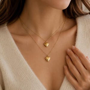 Collar con relicario de corazón delicado y personalizado, mini relicario de corazón grabado a medida, relicario de recuerdo.