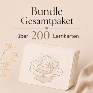 Könnte beinhalten: Ein Stapel rechteckiger Lernkarten mit abgerundeten Ecken, verziert mit einer braunen Strichzeichnung aus Doktorhut, Klemmbrett, Stethoskop, Sprechblase und offenem Karton. Der Text lautet Bundle Gesamtpaket über 200 Lernkarten.