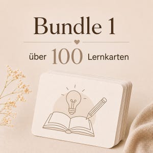 Op de afbeelding: Een stapel rechthoekige flashcards met afgeronde hoeken, voorzien van een bruine lijntekening van een open boek, een gloeilamp en een potlood. De tekst erboven luidt Bundle 1 über 100 Lernkarten, gescheiden door een klein hartje.