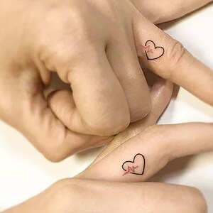 Herz Paar temporäres Tattoo, Benutzerdefinierter Name Herz abnehmbares Tattoo, Kleines Liebes-Herz-Familie Tiny Fake Tattoo, passendes Herz Name Tattoo
