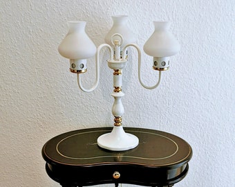 Midcentury 3-post Table Lamp Glass & Brass, Neuclassical Eclecticism style. Tischlampe aus Messing und Opalglas im Empire-Stil