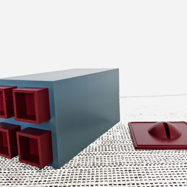 Alessi "Euclid" Storage Box by Michael Graves 90's, Blue & Burgundy Vase, Alessi "Euclid" Aufbewahrungsbox von Michael Graves 90's