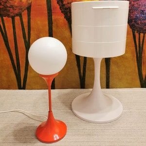 Lampe de table/sol originale de l'ère spatiale des années 70, lampe globe de style Max Bill, support en métal orange design de l'ère atomique Tischlampe mit Metallständer 70er