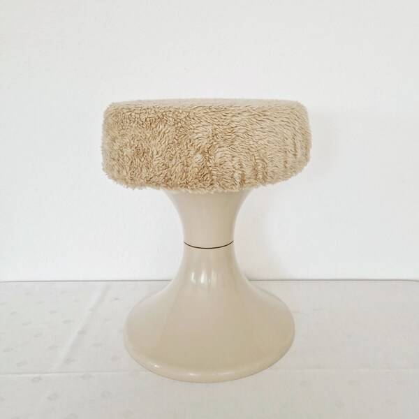 Tabouret beige design Space Age avec housse en peluche, tabouret tulipe en plastique des années 70 fabriqué en Allemagne de l'Ouest. vintage Kunststoffhocker 70er