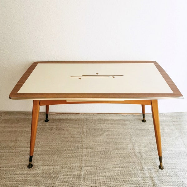 Table basse en bois MCM, surface en formica à rallonge, table beige design Space Age des années 60 et 70, époque rockabilly. Kaffetisch/Schreibtisch 60er