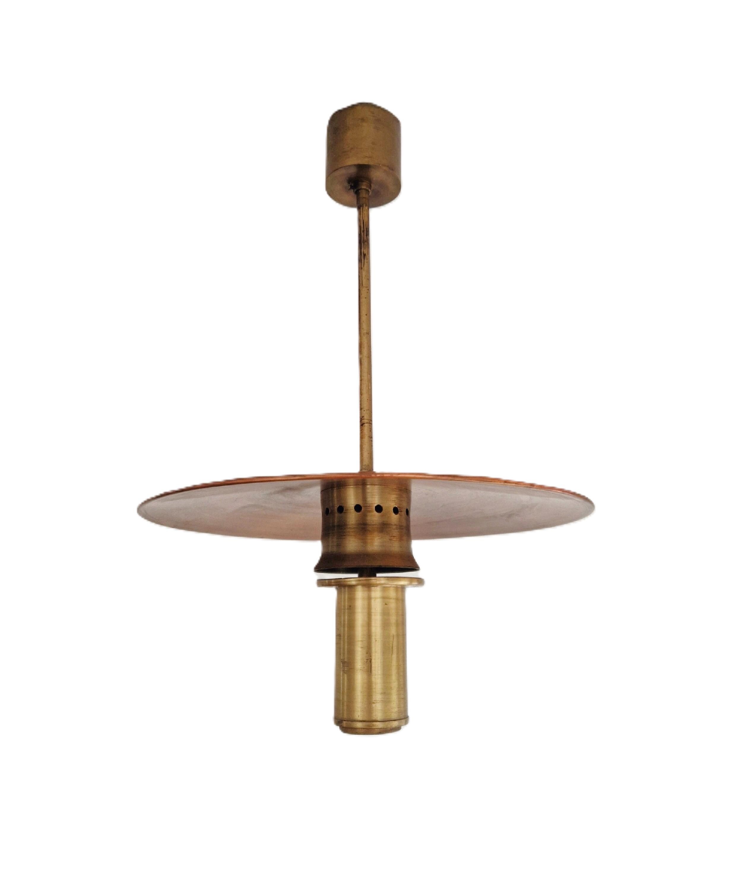 Antieke koperen hanglamp: rustiek industrieel steampunk-decor
