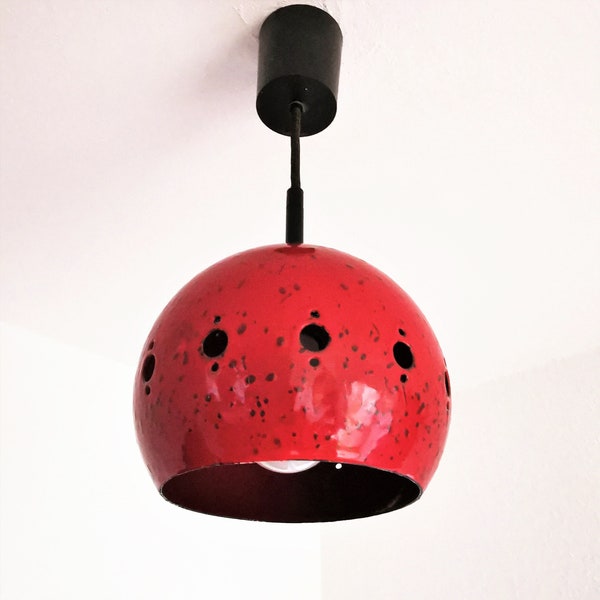 Space age red enamel hanging lamp, 70's Sputnik style ceiling light, eye-ball lamp. rote Emaille-Hängelampe, Deckenleuchte im Sputnik-Stil