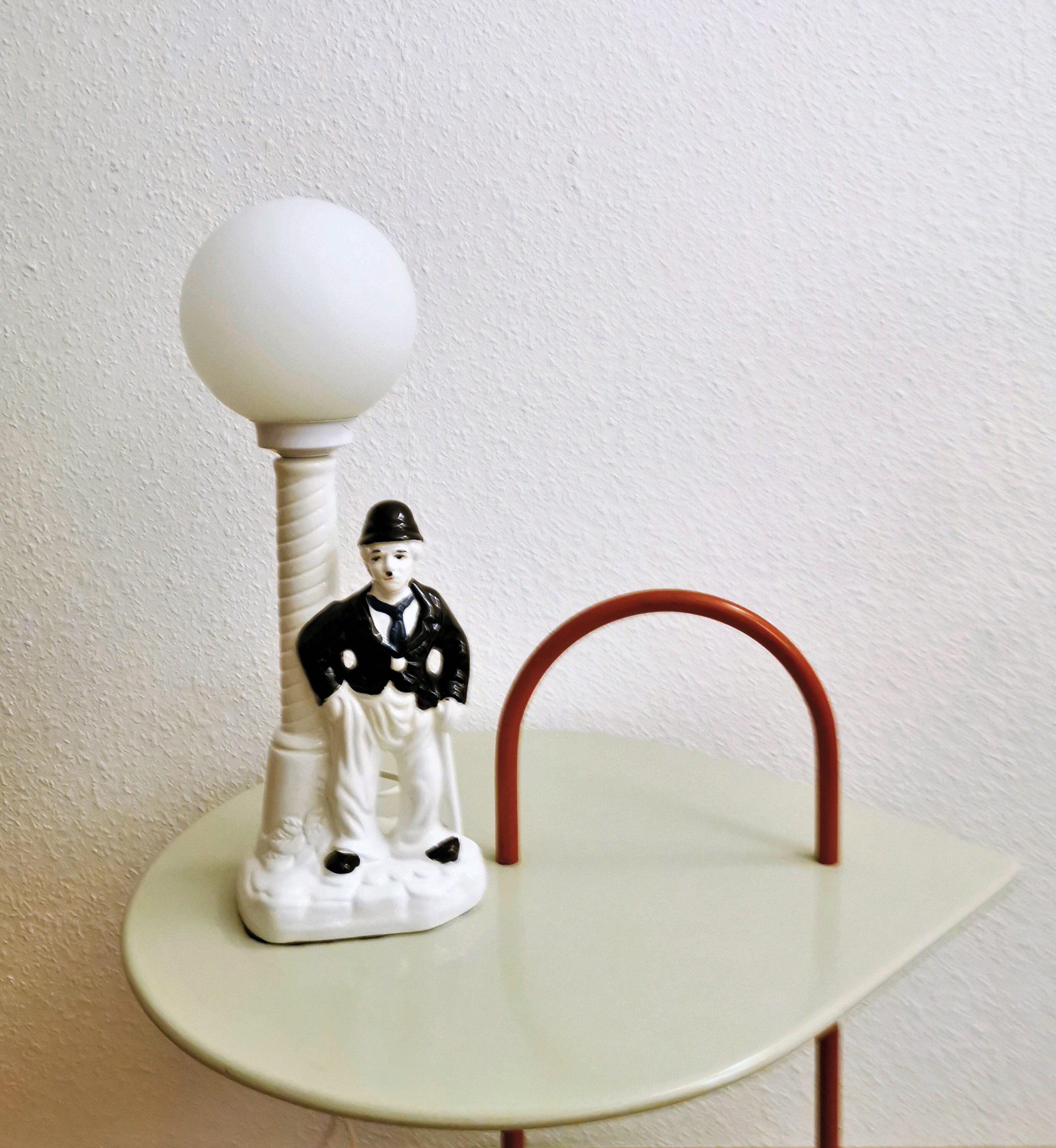 lampe en porcelaine vintage figurine charlie chaplin, lampe de table céramique des années 70 b & w objet collection. 70er chaplin tischlampe aus