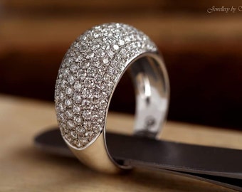 18K vitguldsring med kupolformad diamant, diamantring med pavé, ring med bred band, cocktailring i guld, grov ring