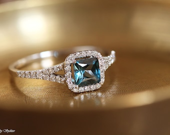 Anello di fidanzamento con topazio blu di Londra taglio principessa con alone di diamanti, gioielli con topazio blu, anello con topazio quadrato in oro bianco 14 carati