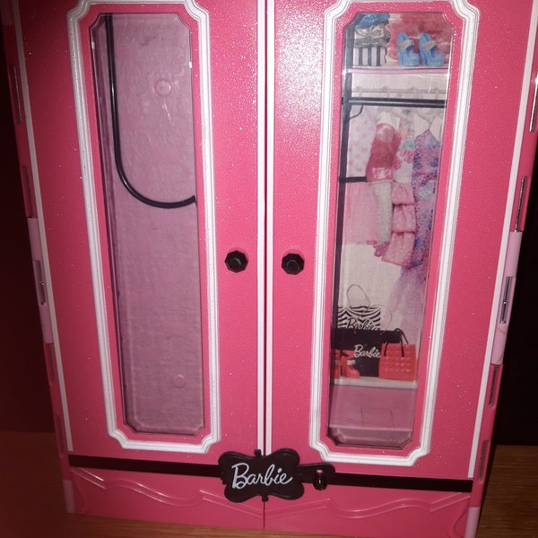 Armoire Barbie Vtg avec cintres et étagères