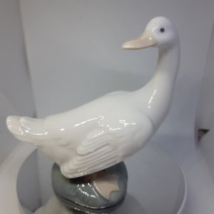 Amazing vintage porcelain figurine of a cute goose Lladro Spain