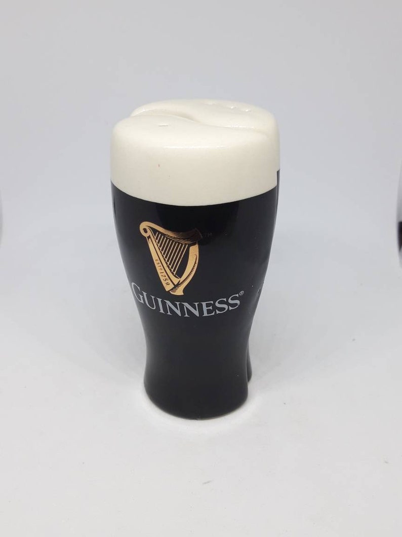 Puede incluir: Juego de salero y pimentero de cer&aacute;mica negro y blanco con forma de vaso de pinta de cerveza Guinness. Los shakers tienen una parte superior de espuma blanca y el logotipo de Guinness est&aacute; impreso en la parte delantera.