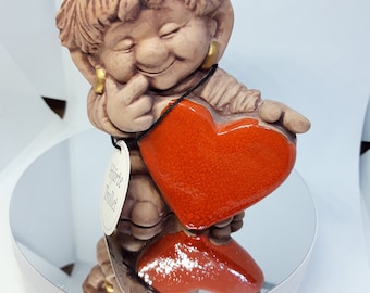 Troll carino con grande cuore Jie Gantofta ceramica Svezia Creazione di Eva Jarenskog