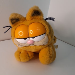 Bored Garfield vintage plush toy from Dakin 1980s