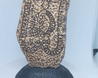 Réplique en pierre runique de la célèbre pierre la plus septentrionale de Suède