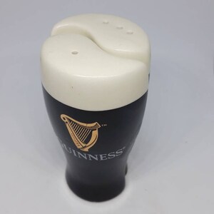 Saleros y pimenteros vintage de cerveza Guinness. Porcelana. imagen 2