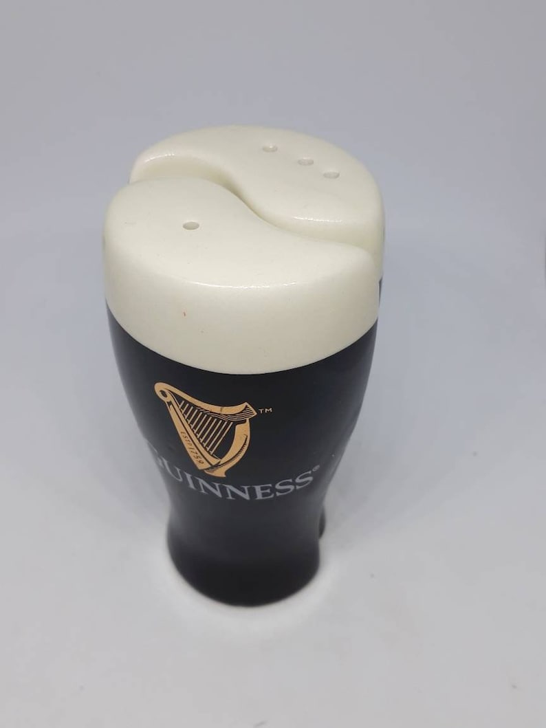 Saleros y pimenteros vintage de cerveza Guinness. Porcelana. imagen 2
