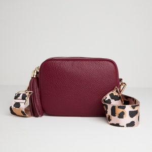 Crossbody Burgund Quaste Tasche mit gemusterten Riemen (erhältlich in 6 Optionen)