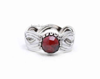 Handgjord rubinring i sterlingsilver: Boho Statement-smycken