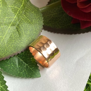 Anillo de cobre martillado hecho a mano: banda ancha bohemia
