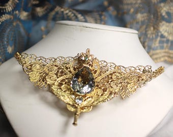 Collier statement : Laiton, quartz vert, aigue-marine et émeraude.