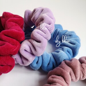 Pu&ograve; includere: Quattro scrunchies in diversi colori: rosso, lilla, azzurro cielo e rosa. Gli scrunchies sono realizzati in tessuto morbido e vellutato.