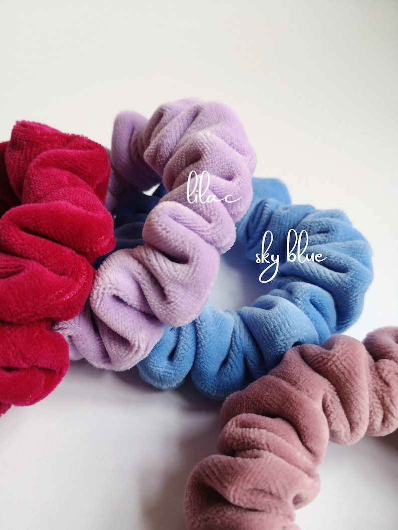 Pu&ograve; includere: Quattro scrunchies in diversi colori: rosso, lilla, azzurro cielo e rosa. Gli scrunchies sono realizzati in tessuto morbido e vellutato.