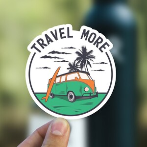 Viajar más pegatina, calcomanía retro camper van, pegatina de vinilo de coche de playa de verano, pegatina impermeable para portátil Hydro Flask vaso de botella de agua