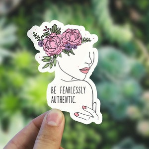 Sii impavido autentico adesivo, adesivo in vinile impermeabile, adesivo motivazionale con fiori, decalcomania floreale donna, regalo per lei, adesivo per laptop