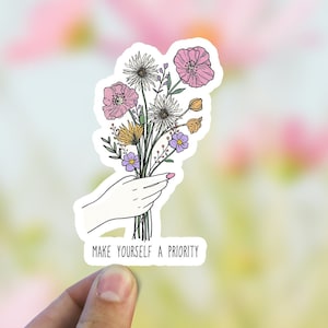 Maak van jezelf een prioriteitssticker, waterdichte vinylsticker, bloemen waterfles laptopsticker, zelfliefde motiverend citaat geestelijke gezondheid