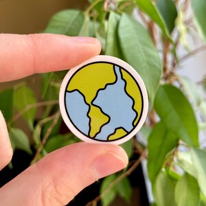 Mini autocollant terre de 2,5 cm (1 po.), autocollant en vinyle mignon petit globe, autocollant petite planète pour ordinateur portable pour amateur de voyage, décalcomanie étanche téléphone bouteille d'eau