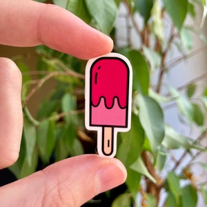 Mini adesivo ghiacciolo rosa da 1,6", adesivo in vinile minuscolo carino gelato, piccolo adesivo estivo per laptop, regalo decalcomania impermeabile per telefono bottiglia d'acqua