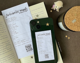 Może przedstawiać: Zielona obudowa na iPhone'a z naklejką w kształcie złotej gwiazdki i wydrukowanym paragonem z napisem "favourite reads." Paragon zawiera listę książek i kod QR. Obudowa leży na książce z tekstem "The smart", "Heiress" i "different path".