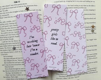 ich arbeite spät, weil ich Leser bin Lesezeichen | pinkes feministisches Lesezeichen, süßes kokettes Lesezeichen, Lesezeichen, Bookish, Booktok, Buchklub, Buchliebhabergeschenk