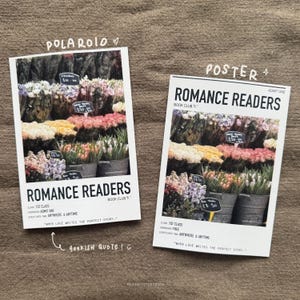 Może przedstawiać: Biały plakat z czarnym tekstem, kt&oacute;ry brzmi "Romance Readers Book Club" i zdjęciem targowiska kwiatowego. Tekst zawiera r&oacute;wnież słowa "1. Klasa Wstęp jeden Gdziekolwiek i kiedykolwiek" oraz "Kiedy miłość pisze idealną historię."