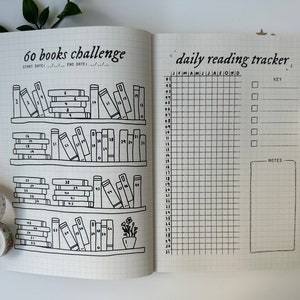 Puede incluir: Una p&aacute;gina de planificador en blanco y negro con un desaf&iacute;o de 60 libros y un rastreador de lectura diario. La secci&oacute;n del desaf&iacute;o tiene una estanter&iacute;a con 60 libros numerados del 1 al 60. La secci&oacute;n del rastreador tiene una cuadr&iacute;cula con los meses del a&ntilde;o y los d&iacute;as del mes. Hay una secci&oacute;n de clave y notas.