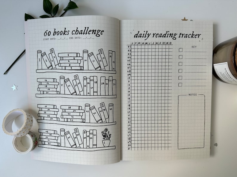 Puede incluir: Una p&aacute;gina de planificador en blanco y negro con un desaf&iacute;o de 60 libros y un rastreador de lectura diario. La secci&oacute;n del desaf&iacute;o tiene una estanter&iacute;a con 60 libros numerados del 1 al 60. La secci&oacute;n del rastreador tiene una cuadr&iacute;cula con los meses del a&ntilde;o y los d&iacute;as del mes. Hay una secci&oacute;n de clave y notas.