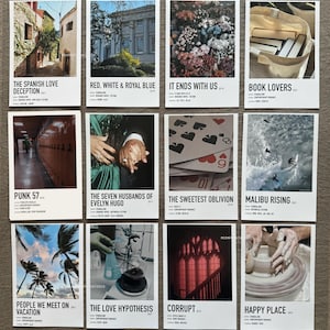 Pu&ograve; includere: Un collage di dieci poster di film minimalisti con sfondi bianchi e testo nero. I poster presentano varie scene e titoli, tra cui "The Spanish Love Deception", "Red, White & Royal Blue", "It Ends With Us", "Book Lovers", "Punk 57", "The Seven Husbands of Evelyn Hugo", "The Sweetest Oblivion", "Malibu Rising", "People We Meet on Vacation", "The Love Hypothesis", "Corrupt" e "Happy Place".