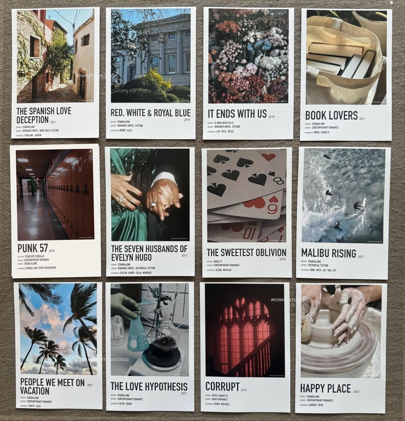 Pu&ograve; includere: Un collage di dieci poster di film minimalisti con sfondi bianchi e testo nero. I poster presentano varie scene e titoli, tra cui "The Spanish Love Deception", "Red, White & Royal Blue", "It Ends With Us", "Book Lovers", "Punk 57", "The Seven Husbands of Evelyn Hugo", "The Sweetest Oblivion", "Malibu Rising", "People We Meet on Vacation", "The Love Hypothesis", "Corrupt" e "Happy Place".
